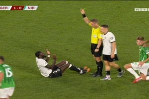 被吹阻挡犯规！吕迪格染黄，下轮主场vs卢森堡将累计黄牌停赛