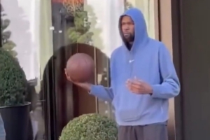 旅游时也球不离手！杜兰特现身巴黎街头 等待时不忘玩会篮球