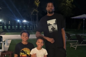 KD到休城了？火箭球探奥古斯汀晒儿子与杜兰特合照 2人是大学队友