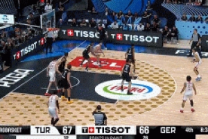 无处不在！申京先单打转身勾手再造进攻犯规 一攻一防显领袖气质