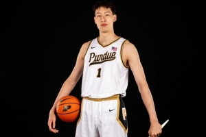 要被疯抢了！媒体人：晚上快12点 普度大学教练组依然在等郇斯楠