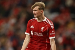 记者：利物浦新援威尔-赖特在青年欧冠膝盖扭伤，被担架抬离球场