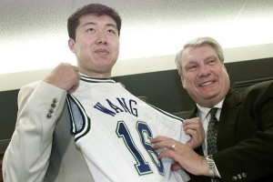 杨毅：王治郅在小牛的生涯支离破碎 我当时曾劝大郅不能玩失联