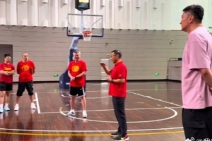 中国U16女篮出征亚洲杯前的动员仪式 杜锋来到现场给姑娘们加油