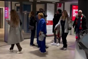 老熟人！博努奇与阿涅利在阿贾克斯主场相遇并寒暄