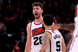 这算好消息？上赛季火箭双塔在范弗里特下场时 正负值更高