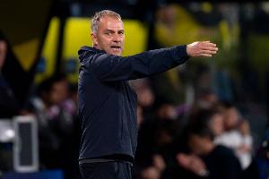 世体：弗里克应对伤病继续调整阵容，目前演练了两套阵容应对比赛