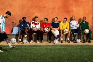 梅西博格巴克罗斯....阿迪达斯预热世界杯用球发布：历届冠军出镜