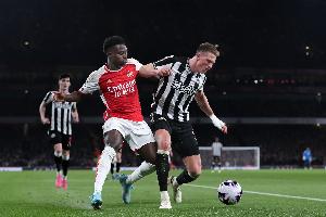 邮报：阿森纳和纽卡工作人员发生冲突，后者当时正拿着干草叉