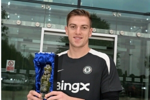 德拉普荣膺PFA年度最佳年轻球员前6，PFA官方晒球员领取奖杯照片