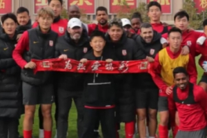 唱响助威歌的亚泰少年生日圆梦 亚泰将士为其庆生送祝福