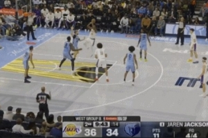 绣个花！斯玛特背打转身后仰果断出手 成功打了个2+1