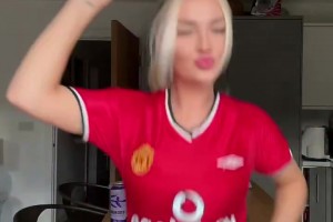 曼联战胜切尔西，曼联女球迷高兴得手舞足蹈